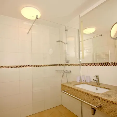 Strandnahe Rex Rugia: Balkon & Wellness-zugang * Lobbe